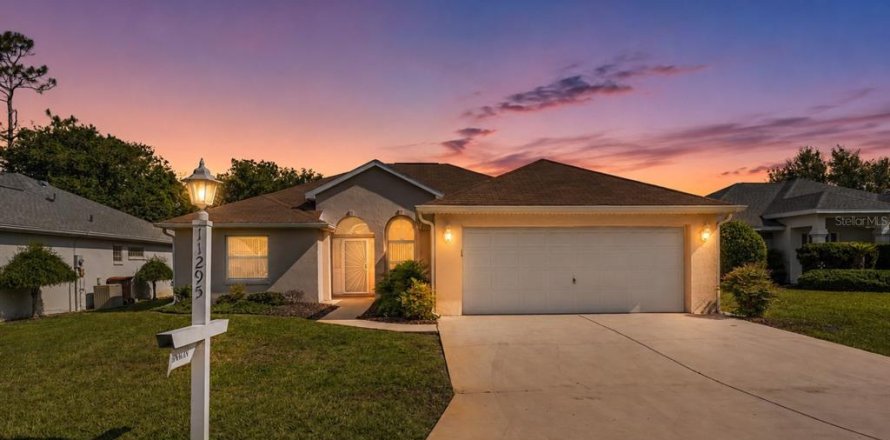 House in Ocala, Florida 2 bedrooms, 190.17 sq.m. № 2283386