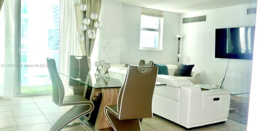 Кондоминиум с 3 комнатами в Майами, Флорида № 2055179