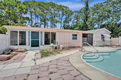 House in Stuart, Florida 2 bedrooms, 170.38 sq.m. № 1889968 - photo 17