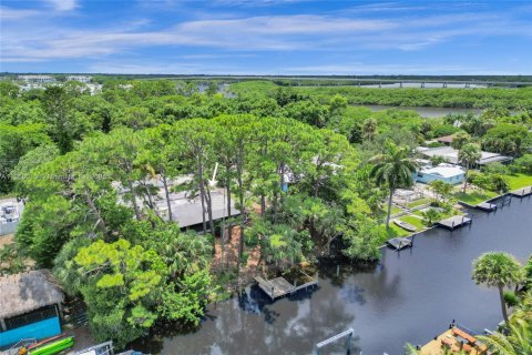 House in Stuart, Florida 2 bedrooms, 170.38 sq.m. № 1889968 - photo 2