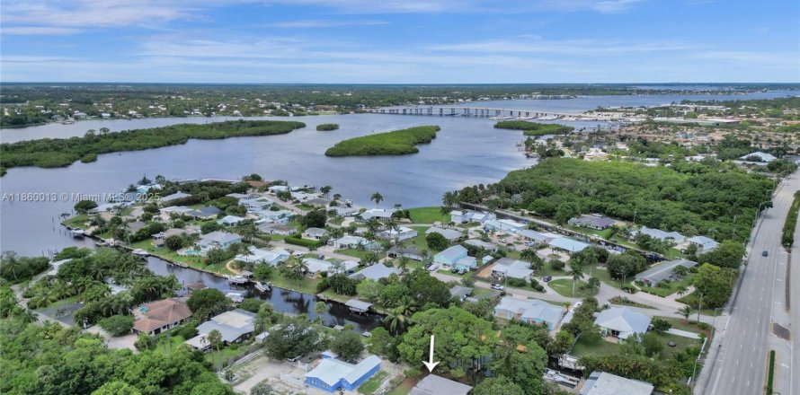 House in Stuart, Florida 2 bedrooms, 170.38 sq.m. № 1889968