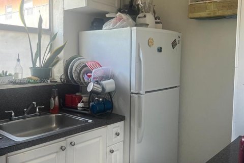 Condo in Hialeah, Florida, 1 bedroom  № 2048292 - photo 3