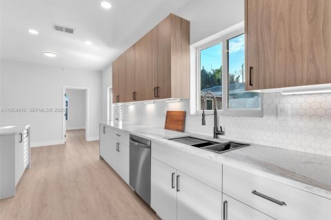 Купить виллу или дом в Форт-Лодердейл, Флорида 4 спальни, 156.17м2, № 2010624 - фото 15