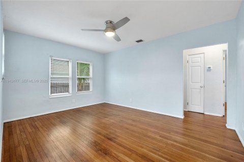 Commercial property in West Palm Beach, Florida 148.64 sq.m. № 2002960 - photo 11