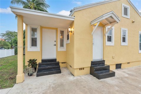 Commercial property in West Palm Beach, Florida 148.64 sq.m. № 2002960 - photo 3