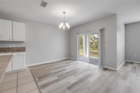 House in Edgewater, Florida 4 bedrooms, 168.34 sq.m. № 2198476 - photo 17