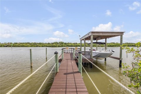 House in Edgewater, Florida 4 bedrooms, 168.34 sq.m. № 2198476 - photo 3