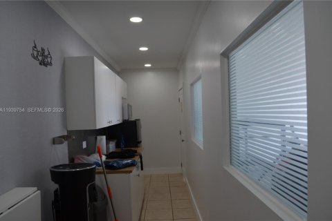 Commercial property in Miami, Florida № 2152677 - photo 16