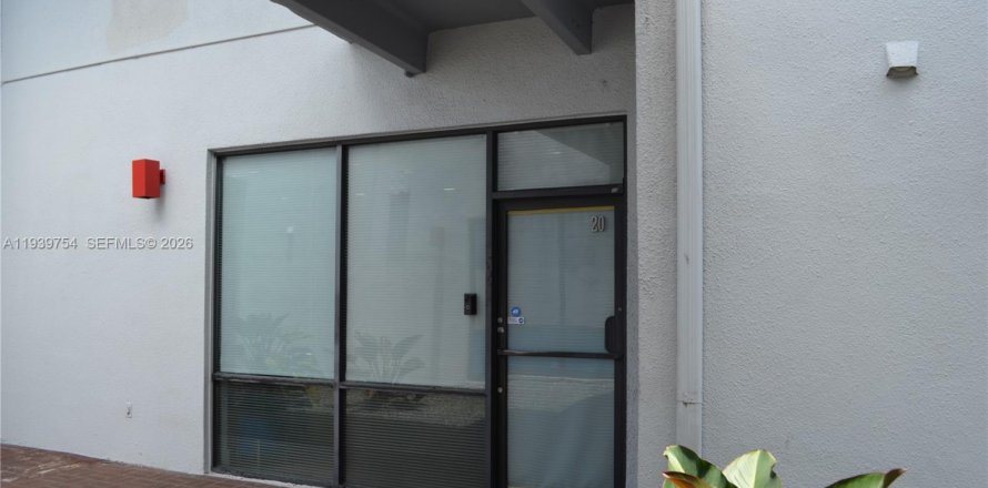 Commercial property in Miami, Florida № 2152677
