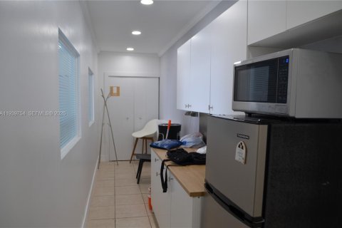 Commercial property in Miami, Florida № 2152677 - photo 17