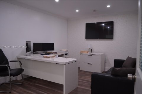 Commercial property in Miami, Florida № 2152677 - photo 5