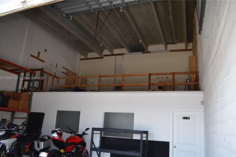 Commercial property in Miami, Florida № 2152677 - photo 19