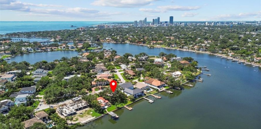 Land in Saint Petersburg, Florida № 1750173