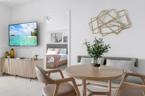 Condo in Miami, Florida, 1 bedroom  № 1893147 - photo 2