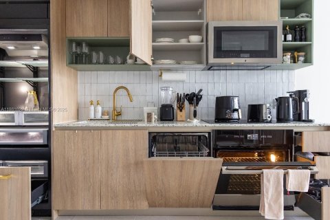Condo in Miami, Florida, 1 bedroom  № 1893147 - photo 13