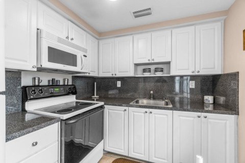 Condo in Delray Beach, Florida, 2 bedrooms  № 2190729 - photo 9