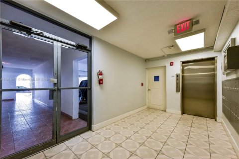 Condo in Miami Beach, Florida  № 1968067 - photo 5