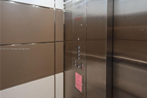 Condo in Miami Beach, Florida  № 1968067 - photo 19