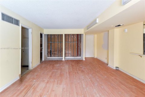 Condo in Miami Beach, Florida  № 1968067 - photo 9