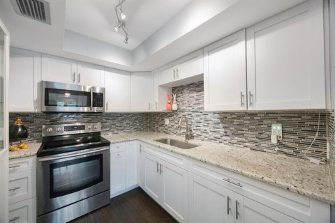 Condo in Saint Petersburg, Florida, 1 bedroom  № 1782294 - photo 13