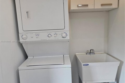 Снять в аренду квартиру в Дания-Бич, Флорида 2 спальни, 134.71м2, № 2085325 - фото 21