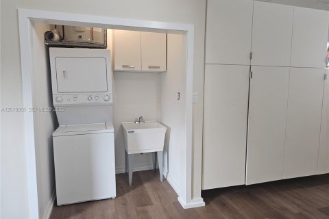 Снять в аренду квартиру в Дания-Бич, Флорида 2 спальни, 134.71м2, № 2085325 - фото 17