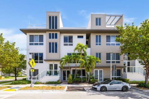 Touwnhouse à LANDMARK à Doral, Floride 4 chambres, 226.4 m2 № 2088423