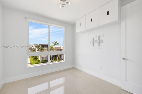 Touwnhouse à vendre à Doral, Floride: 4 chambres, 226.4 m2 № 2088423 - photo 4
