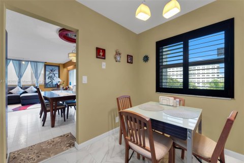 Condo in Hollywood, Florida, 2 bedrooms  № 1926611 - photo 8