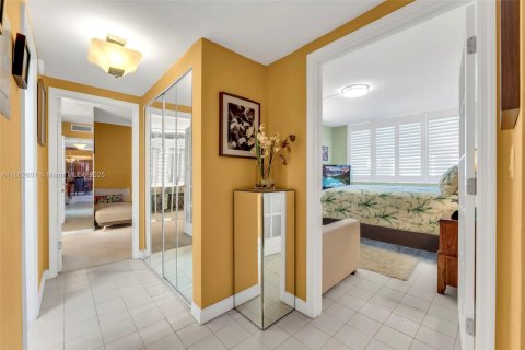 Condo in Hollywood, Florida, 2 bedrooms  № 1926611 - photo 17