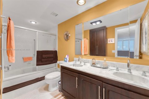 Condo in Hollywood, Florida, 2 bedrooms  № 1926611 - photo 25