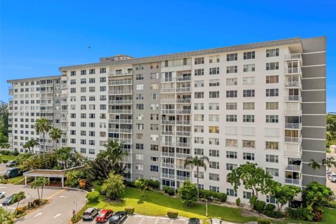 Condo in Hollywood, Florida, 2 bedrooms  № 1926611 - photo 1