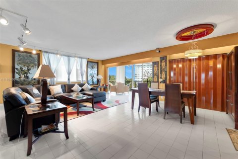 Condo in Hollywood, Florida, 2 bedrooms  № 1926611 - photo 15