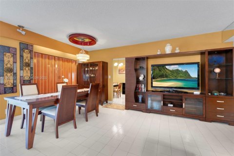 Condo in Hollywood, Florida, 2 bedrooms  № 1926611 - photo 9
