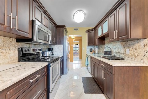Condo in Hollywood, Florida, 2 bedrooms  № 1926611 - photo 6