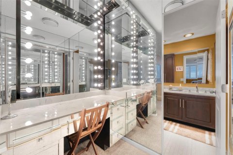 Condo in Hollywood, Florida, 2 bedrooms  № 1926611 - photo 23
