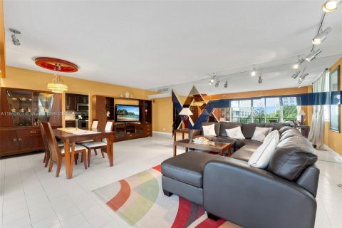 Condo in Hollywood, Florida, 2 bedrooms  № 1926611 - photo 16
