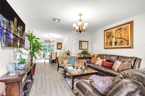 Touwnhouse à vendre à North Lauderdale, Floride: 3 chambres, 136.01 m2 № 2401958 - photo 4
