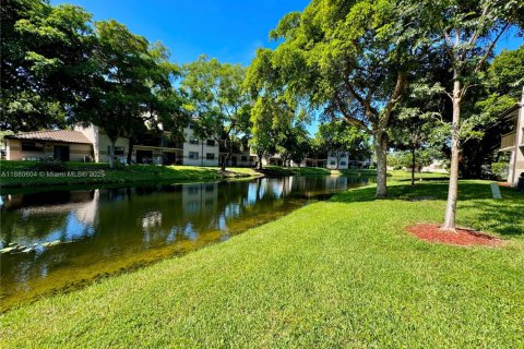Condo in Sunrise, Florida, 2 bedrooms  № 1922078 - photo 14