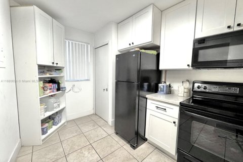 Condo in Sunrise, Florida, 2 bedrooms  № 1922078 - photo 9