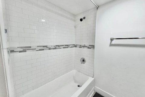 Condo in Sunrise, Florida, 2 bedrooms  № 1922078 - photo 6