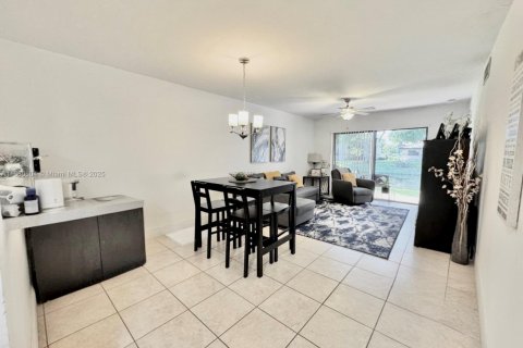 Condo in Sunrise, Florida, 2 bedrooms  № 1922078 - photo 4