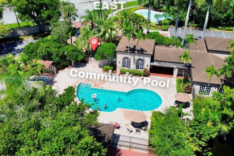 Condo in Sunrise, Florida, 2 bedrooms  № 1922078 - photo 19