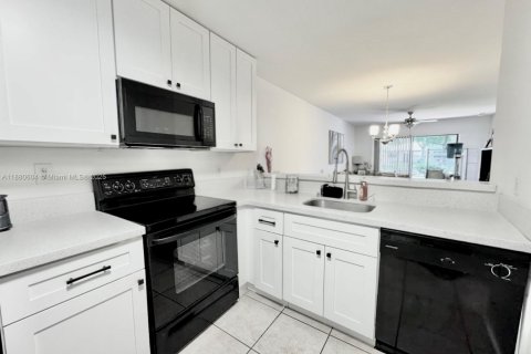 Condo in Sunrise, Florida, 2 bedrooms  № 1922078 - photo 2