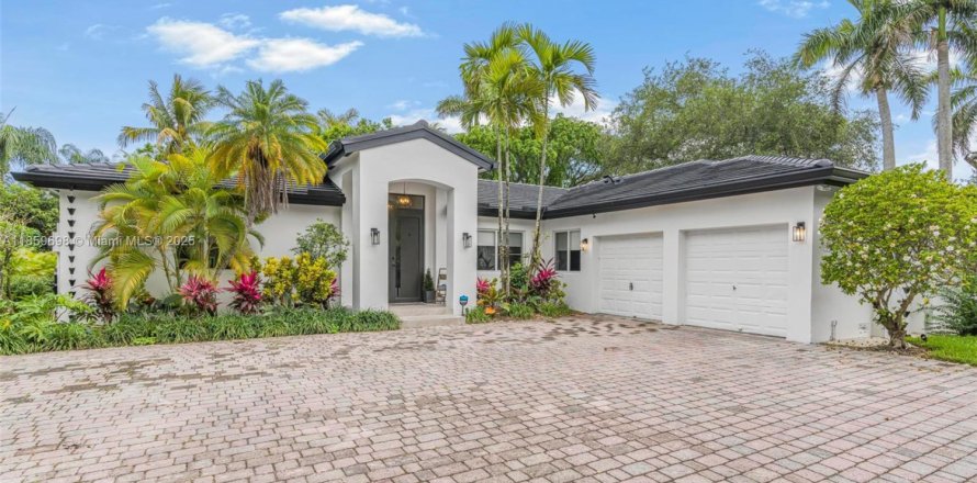 House in Palmetto Bay, Florida 5 bedrooms, 230.58 sq.m. № 1890023