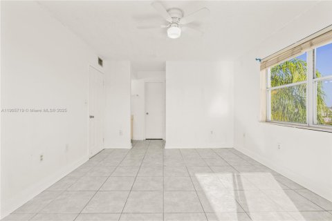 Снять в аренду квартиру в Катлер-Бей, Флорида 2 спальни, 103.4м2, № 1956396 - фото 21