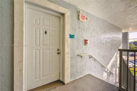 Снять в аренду квартиру в Катлер-Бей, Флорида 2 спальни, 103.4м2, № 1956396 - фото 3