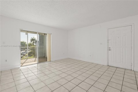 Снять в аренду квартиру в Катлер-Бей, Флорида 2 спальни, 103.4м2, № 1956396 - фото 6