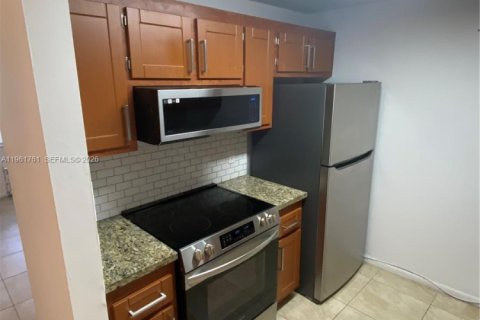 Immobilier commercial à vendre à Pembroke Pines, Floride: 87.33 m2 № 2024634 - photo 10