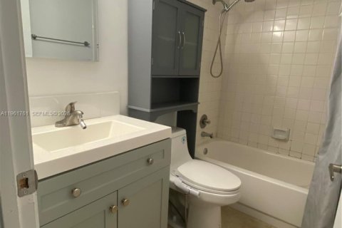 Immobilier commercial à vendre à Pembroke Pines, Floride: 87.33 m2 № 2024634 - photo 11